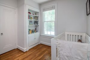 pokoj dziecka - bezpieczne łóżeczko z ochraniaczami