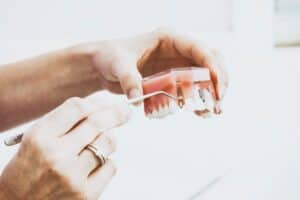 Jak wygląda zabieg wszczepienie implantu zęba?