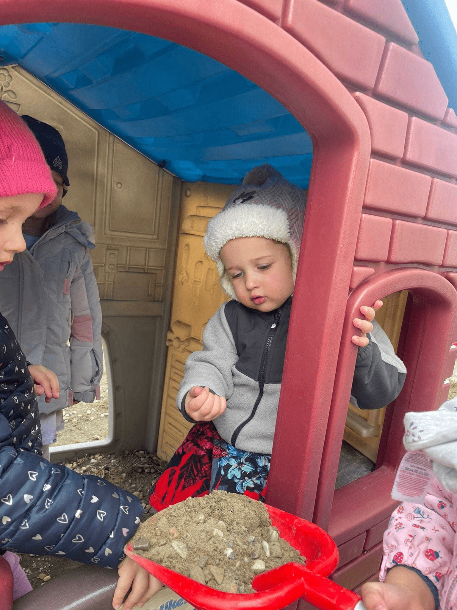 Zabawa na świeżym powietrzu to podstawa budowania relacji w przedszkolu Montessori
