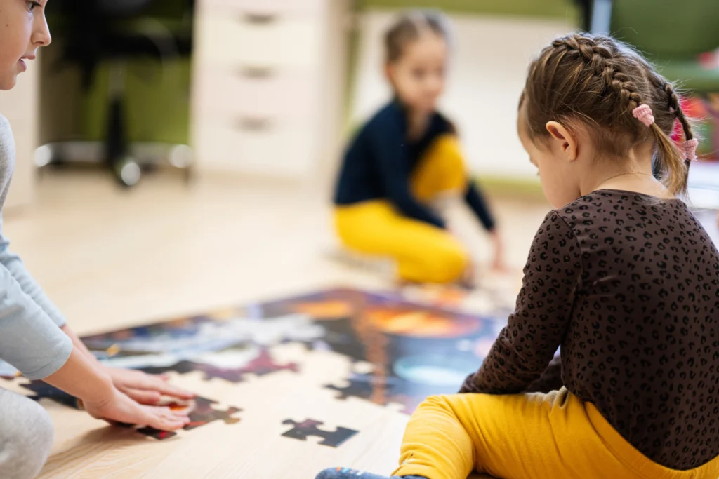 puzzle online vs papierowe dzieci
